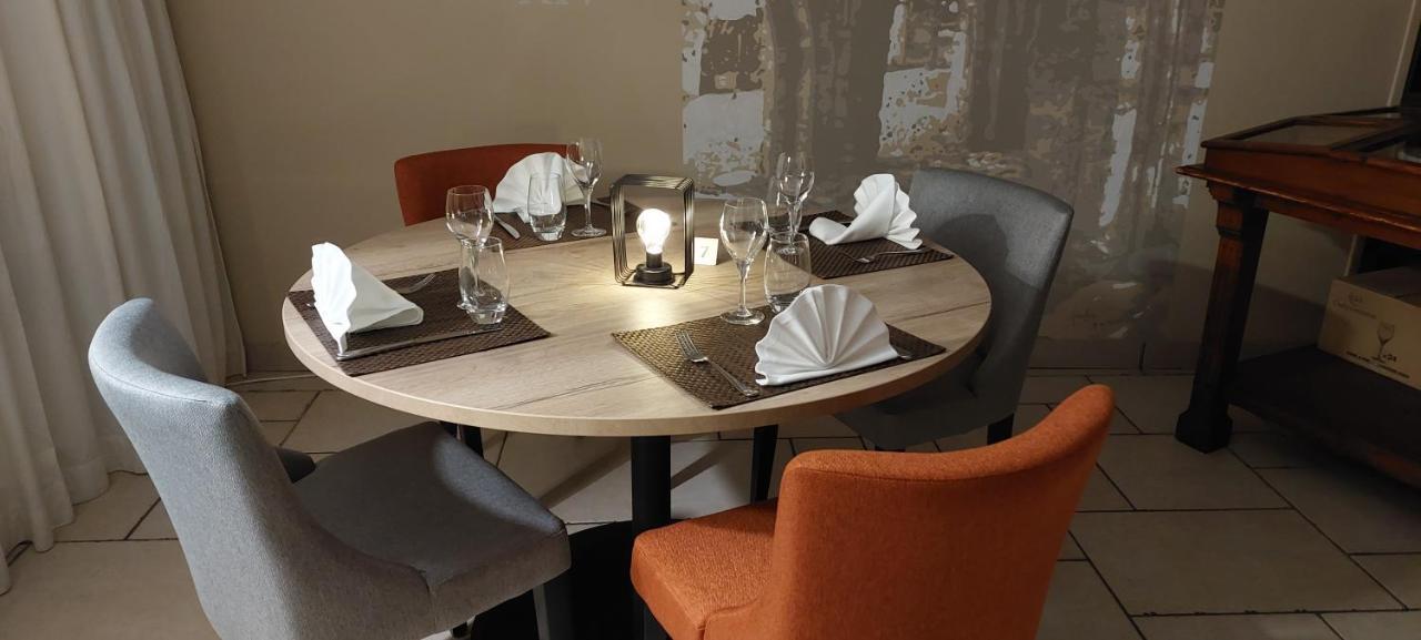 Logis Hotel Restaurant Le Relais De L'Abbaye Saint-Evroult-Notre-Dame-du-Bois Exteriör bild